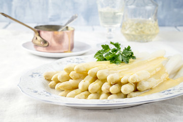 Weißer Spargel auf Teller