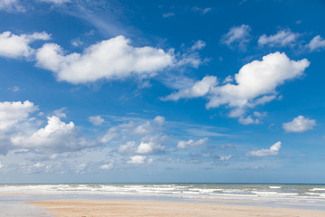 Fototapeta na wymiar Thailand beach, Beautiful sky and white cloudy on beach.