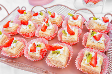 candy bar cakes with strawberries