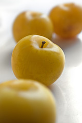 Gelbe Pflaumen aus Chile auf Porzellanplatte