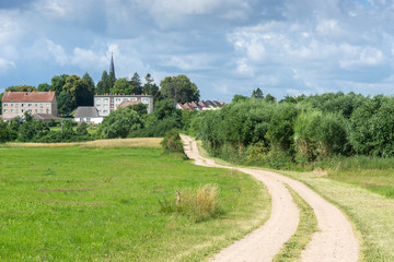 Feldweg in ein Dorf