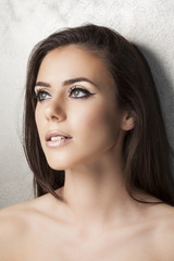 Naklejka premium beautiful young woman close-up portrait with beautuful eyeliner