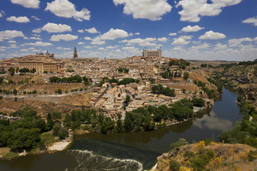 Fototapeta na wymiar Best view of the city of Toledo with the Alcazar and Cathedral 
