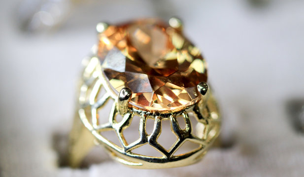 Fashion jewellery ring with zircon