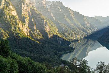 Traumhafter Blick über den Klöntalersee an einem schönen Sommertag