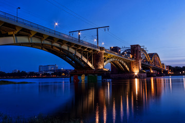 Fototapeta na wymiar Südbrücke Köln zur blaeun Stunde