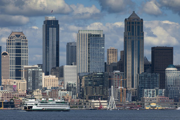 Obraz premium Seattle Skyline. Letni widok na panoramę Seattle z zachodniej części Seattle na zatokę Elliott. Statki wycieczkowe, promy, holowniki i frachtowce to częsty widok w tym morskim mieście.