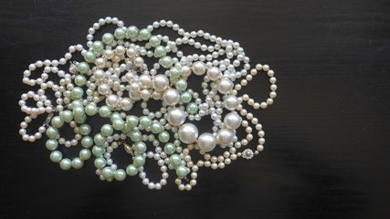 Perlenketten und Armbänder