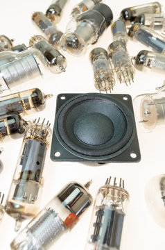 Vacuum electronic tubes and uncabled loudspeaker