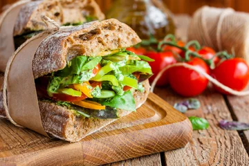 Fotobehang Snackbar veggie sandwich met groenten en pesto