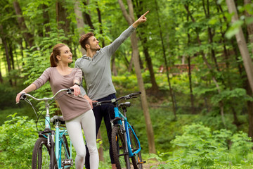 Obraz premium Joyful loving couple enjoying the nature