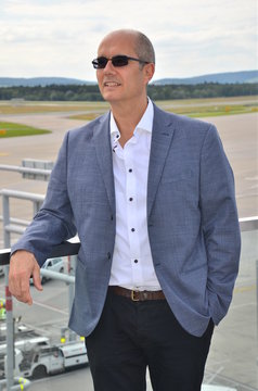 Gesch&auml;ftsmann am Flughafen