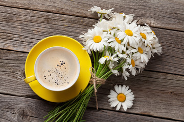 Obraz na płótnie Canvas Chamomile flowers bouquet and coffee cup