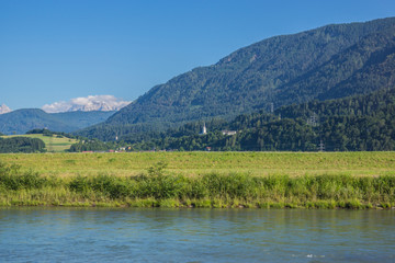 Fototapeta na wymiar Landschaft mit Fluss