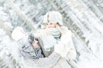 pärchen beim schneeball schießen