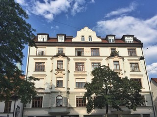 Fototapeta na wymiar Fassade Altbau Gründerzeit Wohnhaus