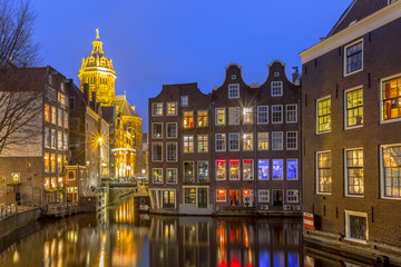 Naklejka premium Domy nadbrzeżne w zmierzchu w Amsterdamie
