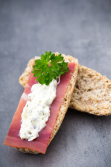Crispbread with soft cheese with herbs and bacon.