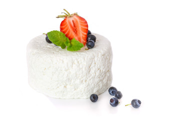 cottage cheese with strawberries, blueberries and mint leaves - 114948362