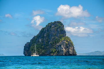 Yacht in front of huge rocks, El Nido, Palawan, Philippines