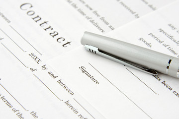 契約書とペン