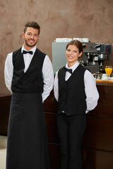 Kellner und Kellnerin in Uniform