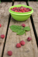 Урожай малины на деревянном фоне