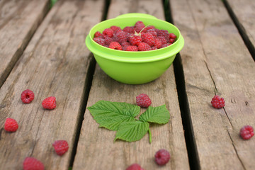 Урожай малины на деревянном фоне