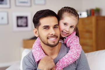 kleines süßes mächen umarmt ihren papa