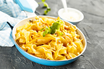 Egg noodles with chicken and oregano