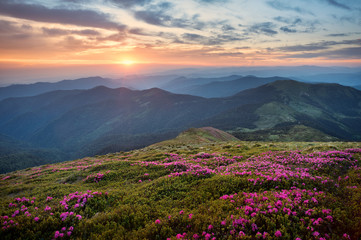 Fototapeta na wymiar Beautiful sunset in the mountains