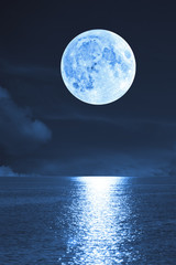 Obraz premium Moonrise over sea / ocean.