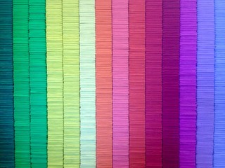 Pilas de sandalias agrupadas por colores