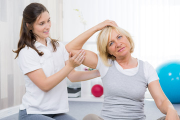 seniorin macht dehnübungen zur entspannung