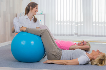 senioren machen übungen mit dem gymnastikball