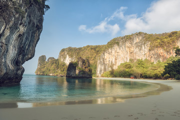 Naklejka premium Sandy beach with mountains