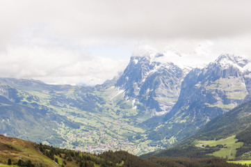 Fototapeta na wymiar Grindelwald, Bergdorf, Kleine Scheidegg, Lauberhorn, Wetterhorn, Schreckhorn, Grosse Scheidegg, Alpen, Wanderweg, Schweizer Berge, Sommer, Schweiz
