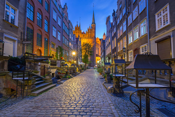 Obraz premium Beautiful architecture of Mariacka (St. Mary) street in Gdansk at night