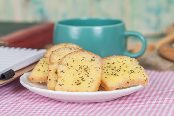 garlic bread and paper note on wood table