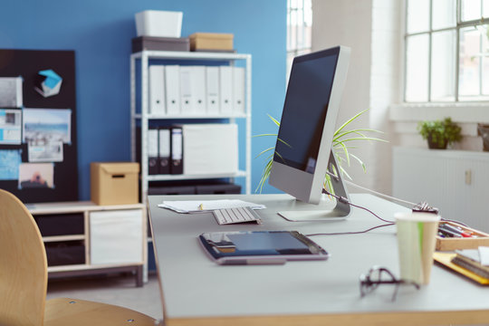 leerer arbeitsplatz im büro