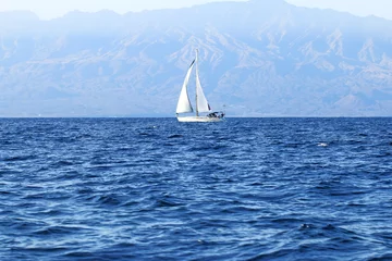 Crédence de cuisine en verre imprimé Naviguer Sailing yacht in the Atlantic Ocean near the island