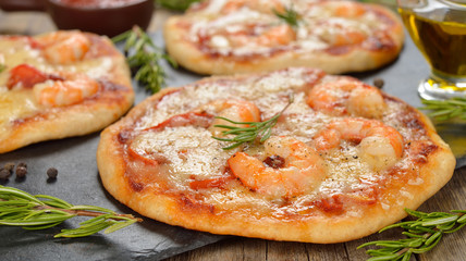 Mini pizza with shrimp and rosemary