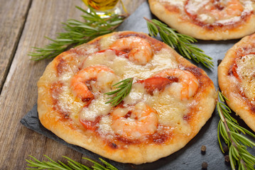 Mini pizza with shrimp and rosemary