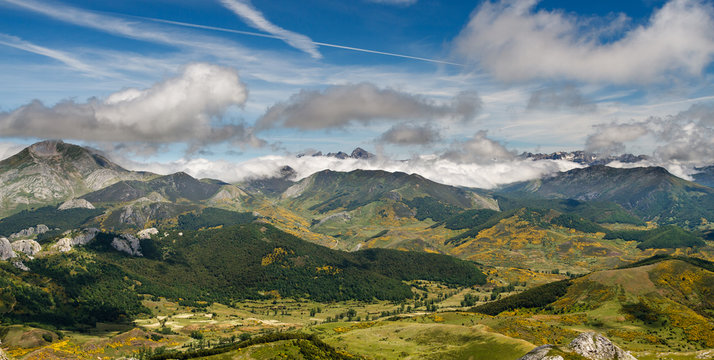 Vista del valle y Peña Ten desde el Macizo de Mampodre, León.
