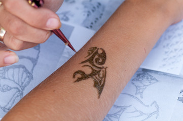 process to draw mehendi
