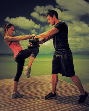 Kickboxing: entraînement aux coups de genou avec un coach
