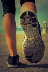 Course &agrave; pied: gros plan sur la chaussure d'une coureuse