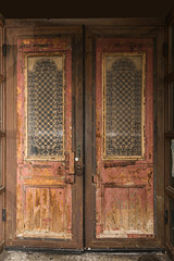 Puertas antiguas de madera y cristal.