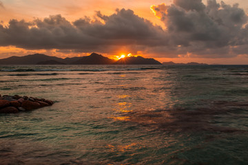 coucher de soleil aux Seychelles, vue de la Digue sur Praslin