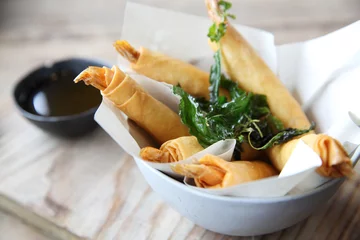 Crédence de cuisine en verre imprimé Entrée Spring rolls with shrimp with sweet chili sauce. Asian food